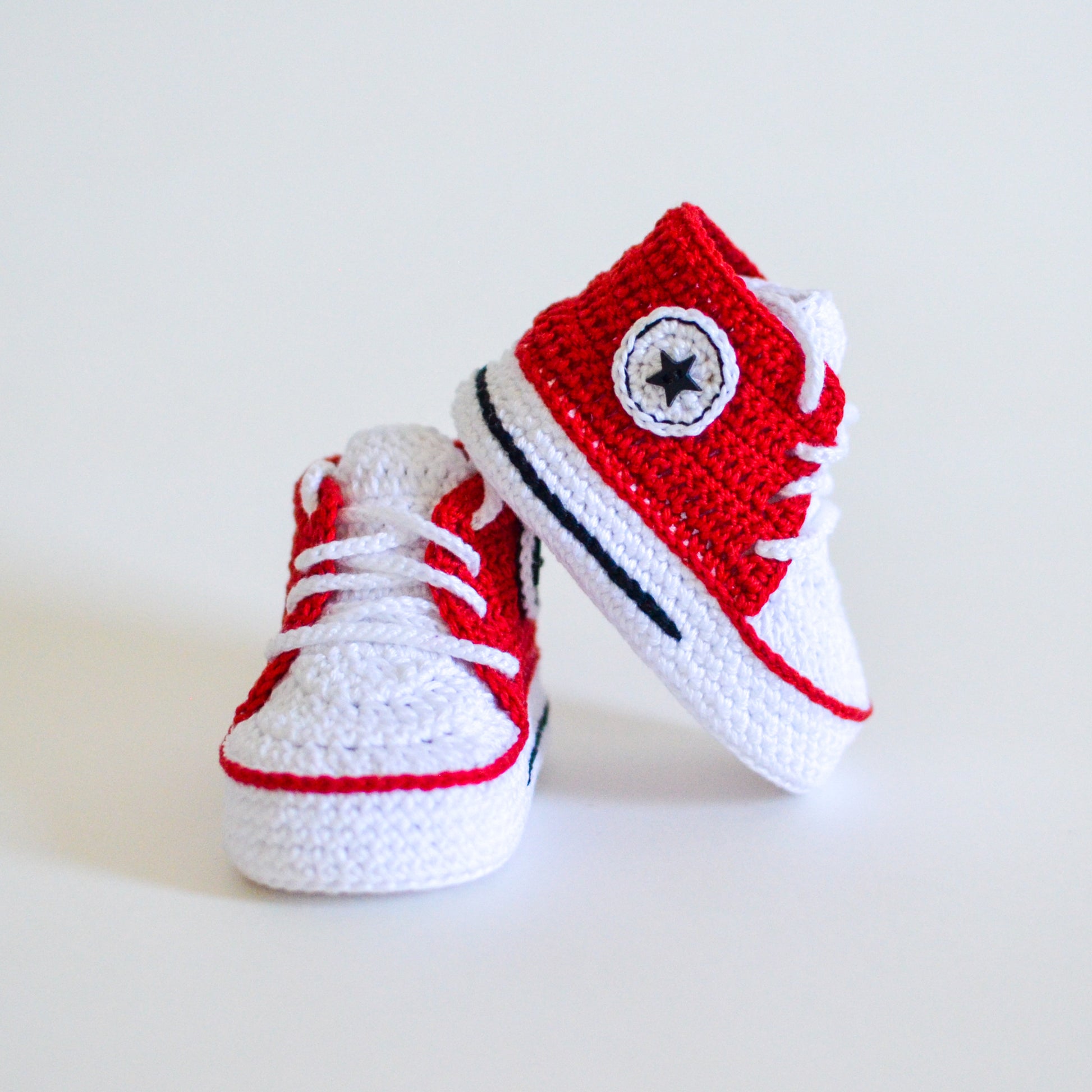 Red high-top baby sneakers crochet pattern – Unisex design, beginner-friendly baby booties tutorial.