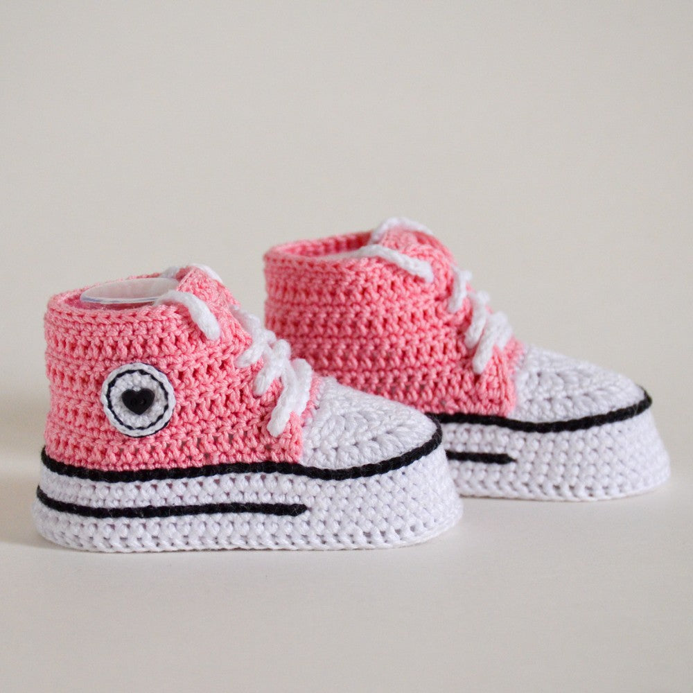 Crochet baby sneakers pattern with star embellishments – Unisex baby shoes inspired by classic Converse design.