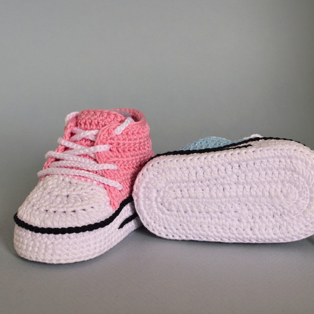 Adorable handmade baby booties crochet pattern – High-top style sneakers in soft cotton yarn, perfect baby shower gift DIY.