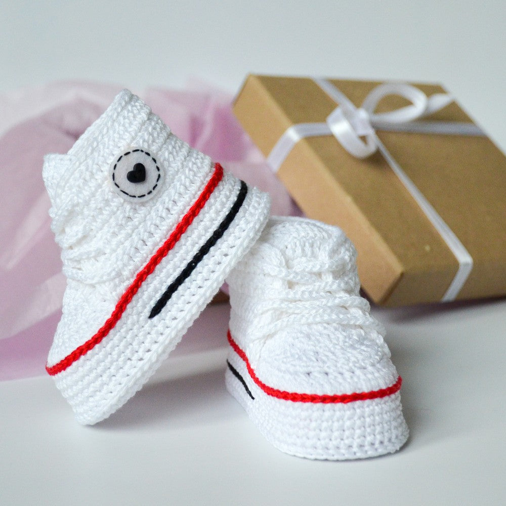 Stylish baby booties crochet pattern – White and red color combination with realistic sneaker look.