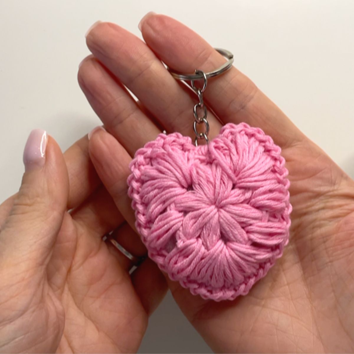 Heart keychain crochet pattern, DIY Valentines day gift idea