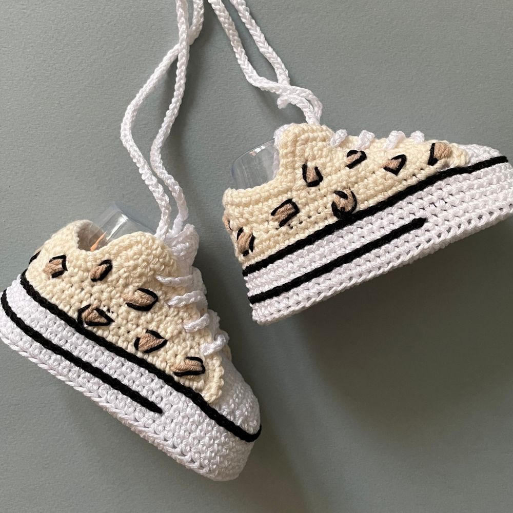 Safari crochet baby shoes with leopard print – handmade PDF crochet tutorial