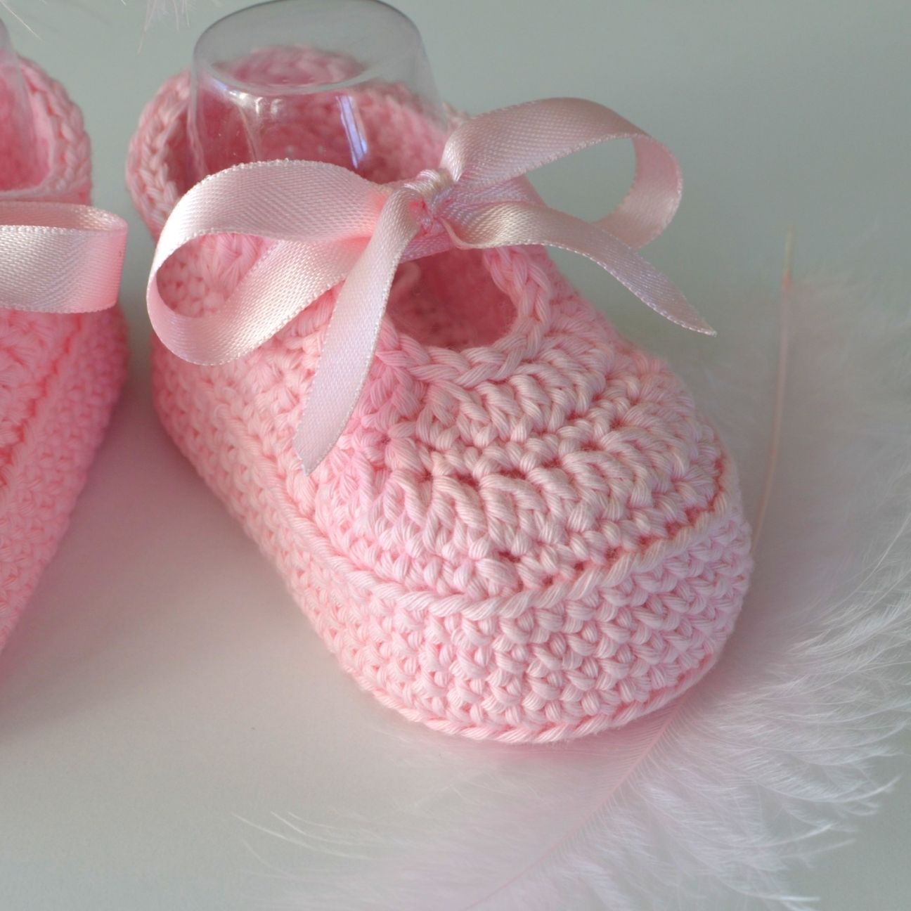 Crochet baby girl shoes pattern