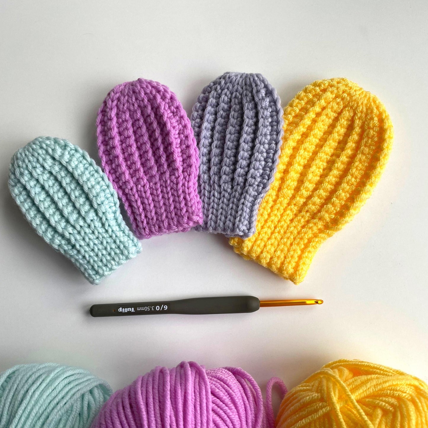 Crochet baby mittens pattern