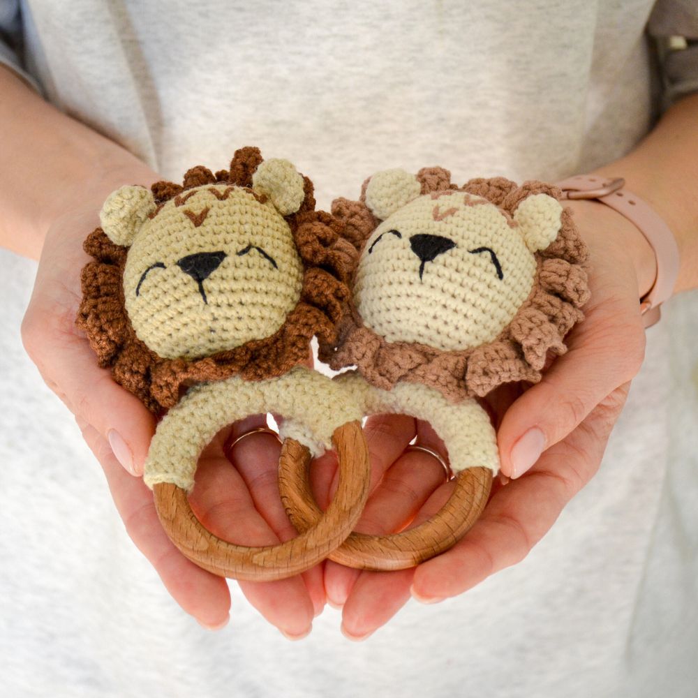 Lion baby rattle crochet pattern