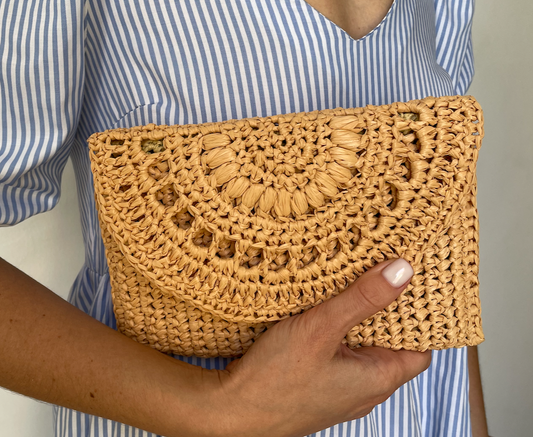Craft Your Summer Essential: A Crochet Raffia Clutch Purse