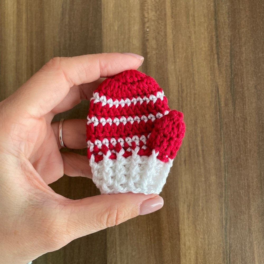 Crochet Mini Mittens Christmas Ornament Free pattern