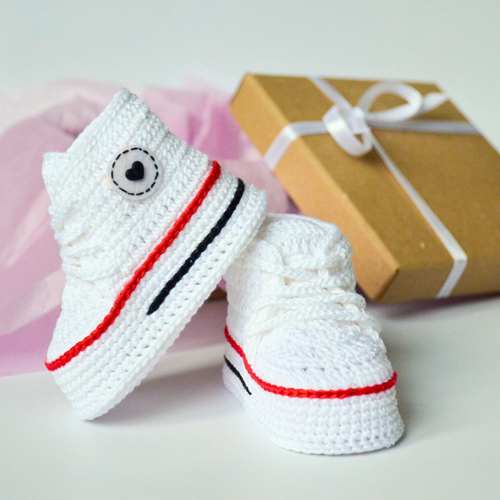 Crochet baby sneakers pattern ideal for baby shower gift