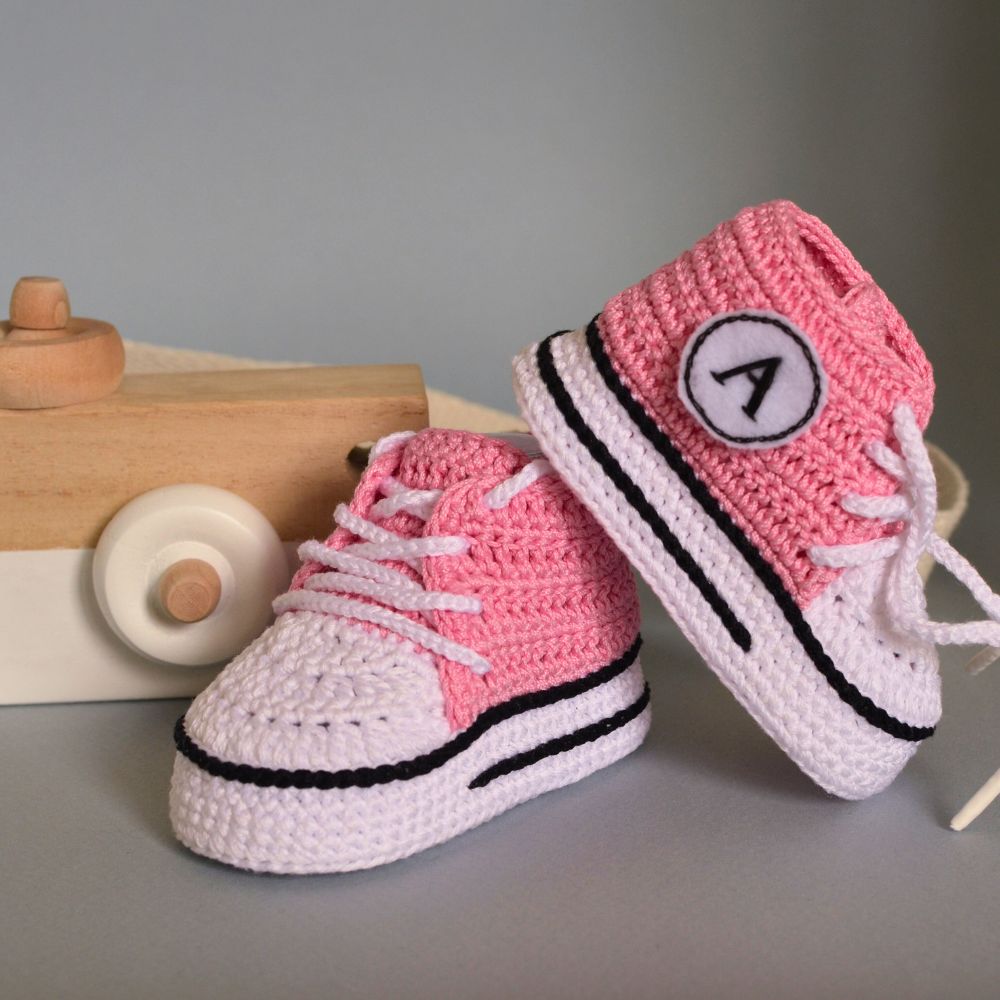 Hand-crocheted baby shoes pattern – Sporty and stylish baby girl sneakers, easy-to-follow PDF instructions