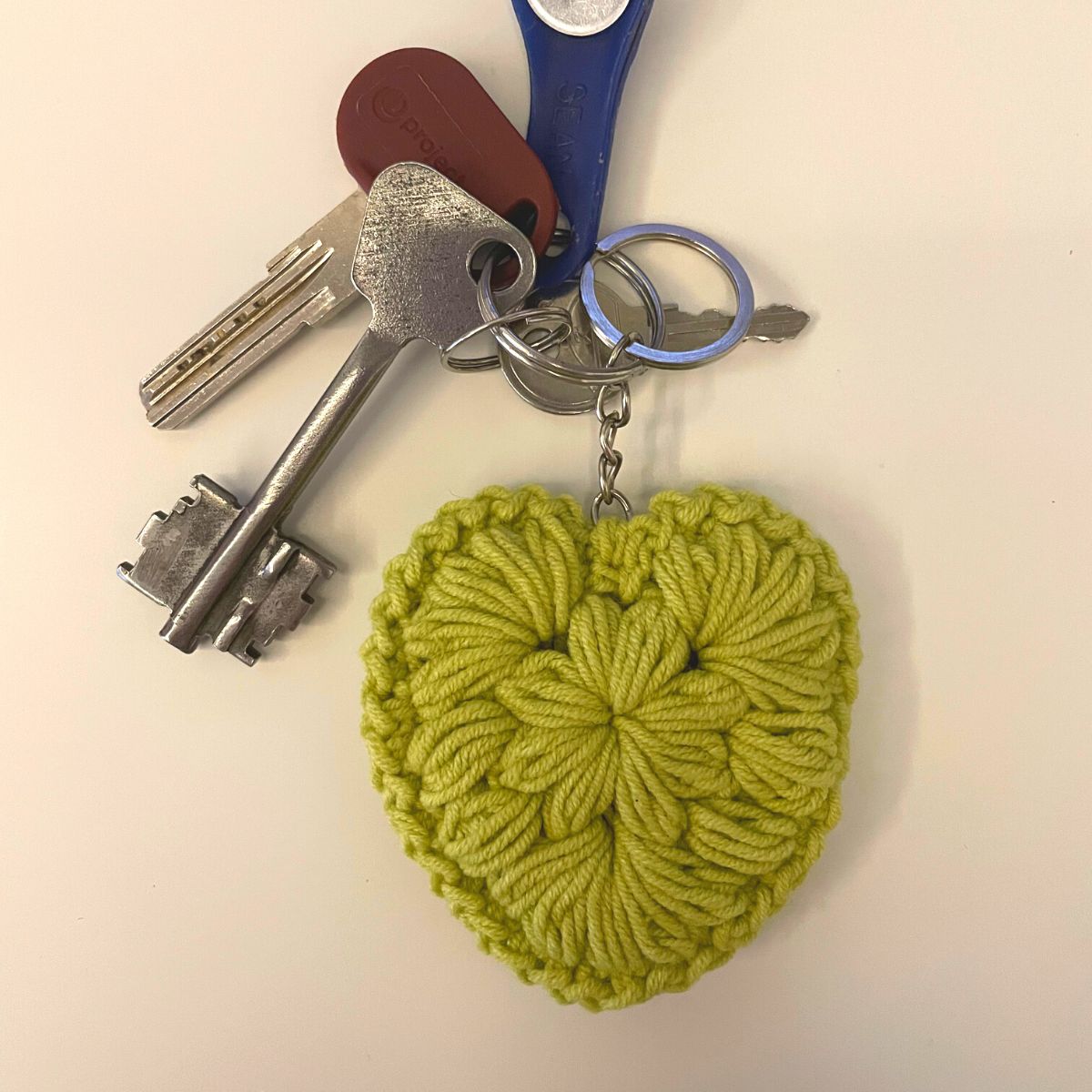 Heart keychain crochet pattern, DIY Valentines day gift idea