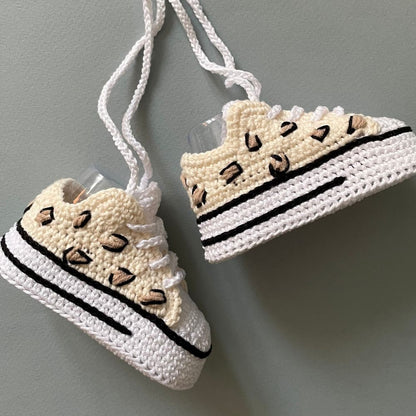 Safari crochet baby shoes with leopard print – handmade PDF crochet tutorial