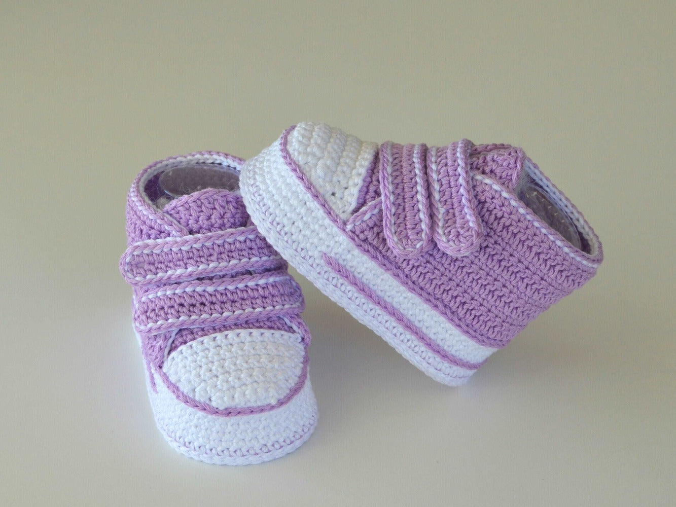 Crochet high top baby sneakers pattern, newborn Velcro booties #B19
