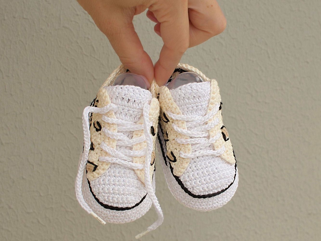 Crochet pattern baby sneakers in leopard print
