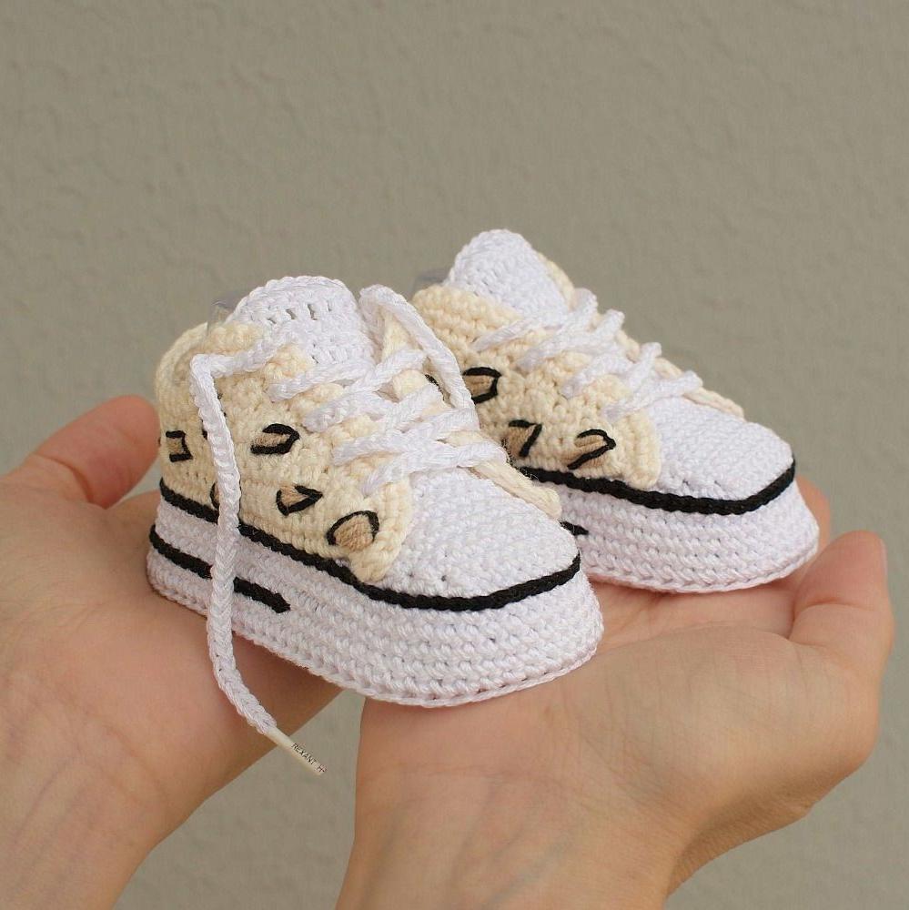 Crochet pattern baby sneakers in leopard print