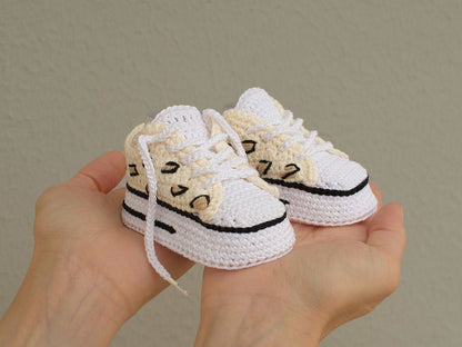 Crochet pattern baby sneakers in leopard print