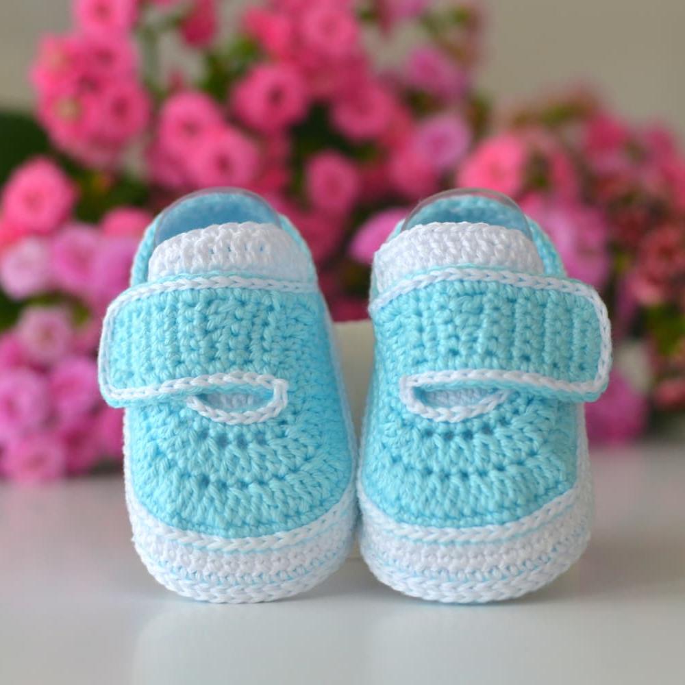 Crocheted velcro baby sneakers